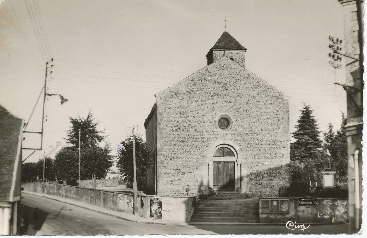 Chalmoux. L'église et le monument aux morts.