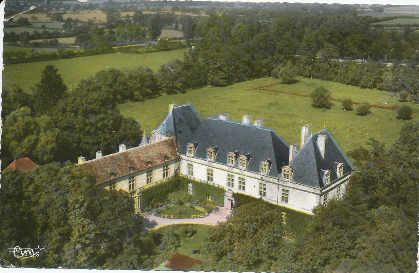 Château de Cormatin. Vue aérienne. Commencé en 1608 et terminé en 1616, il a pour auteur Antoine du Blé d'Uxelles, gouverneur de Chalon qui en fit une résidence extrêmement luxueuse, digne d'un roi, et de fait Louis XIII suivi de près par son ministre Richelieu y fut l'hôte, en février 1629 de Jacques de Blé, fils du précédent.