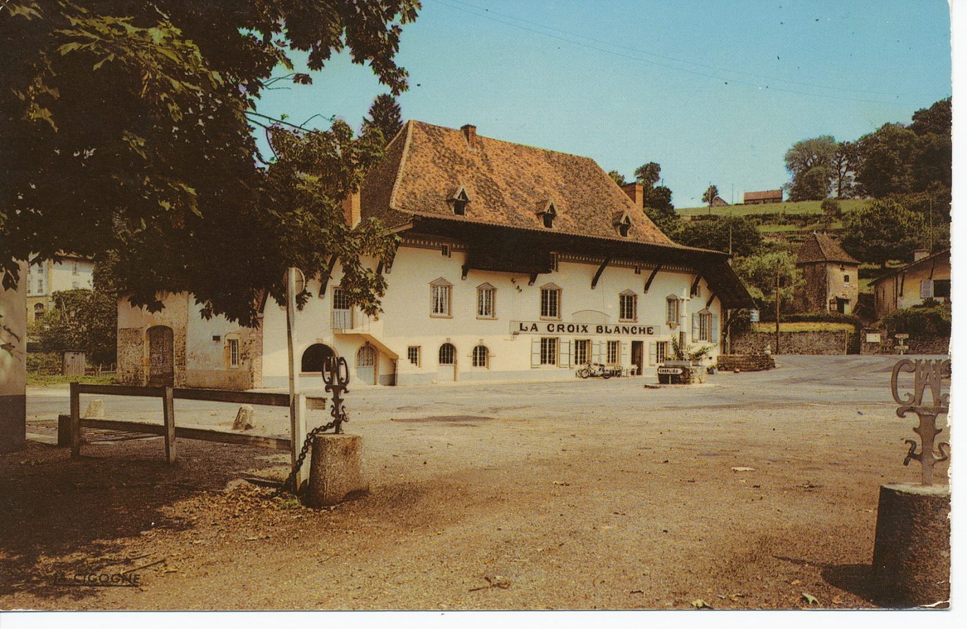 Châteauneuf. Relais de poste de la Croix Blanche et place de la Croix Blanche.