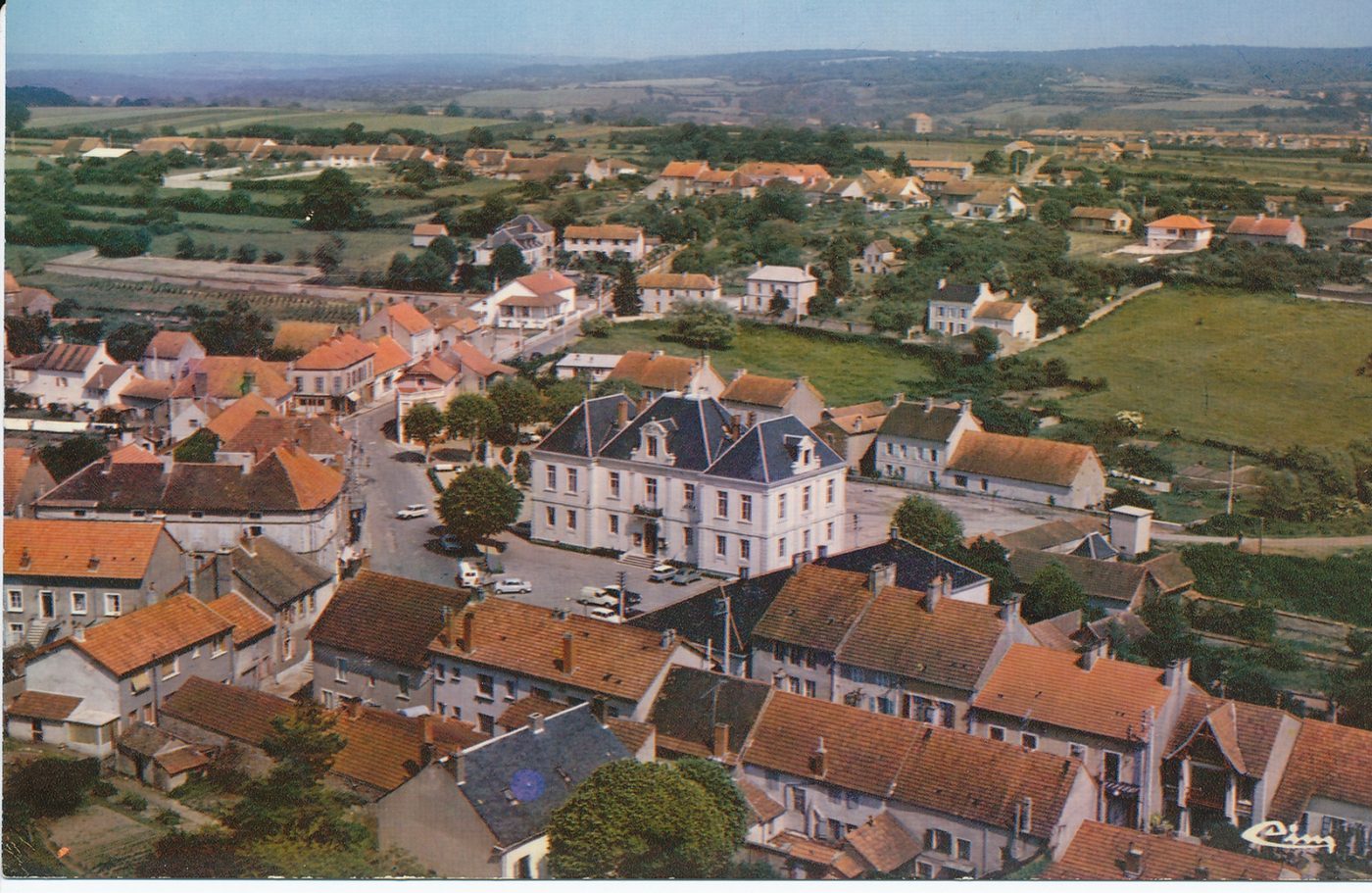 Epinac. Vue aérienne sur le centre.