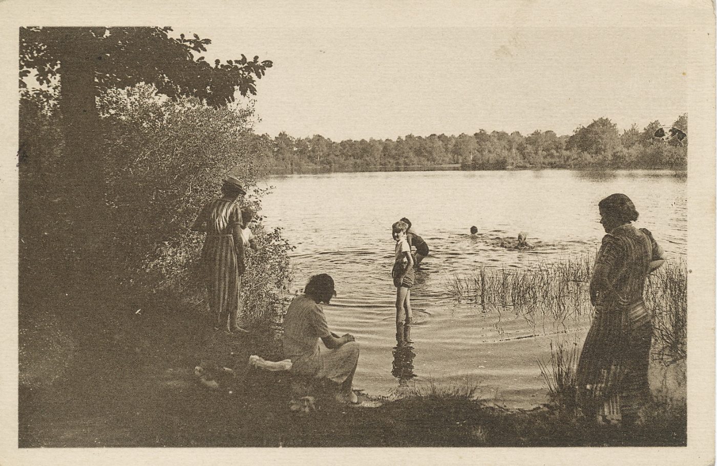 En Morvan. Uchon. Alt 650 m. L' étang Neuf, sis à proximité de l'hôtel Bernard, dont les eaux limpides et sablonneuses offrent un bain très recherché.