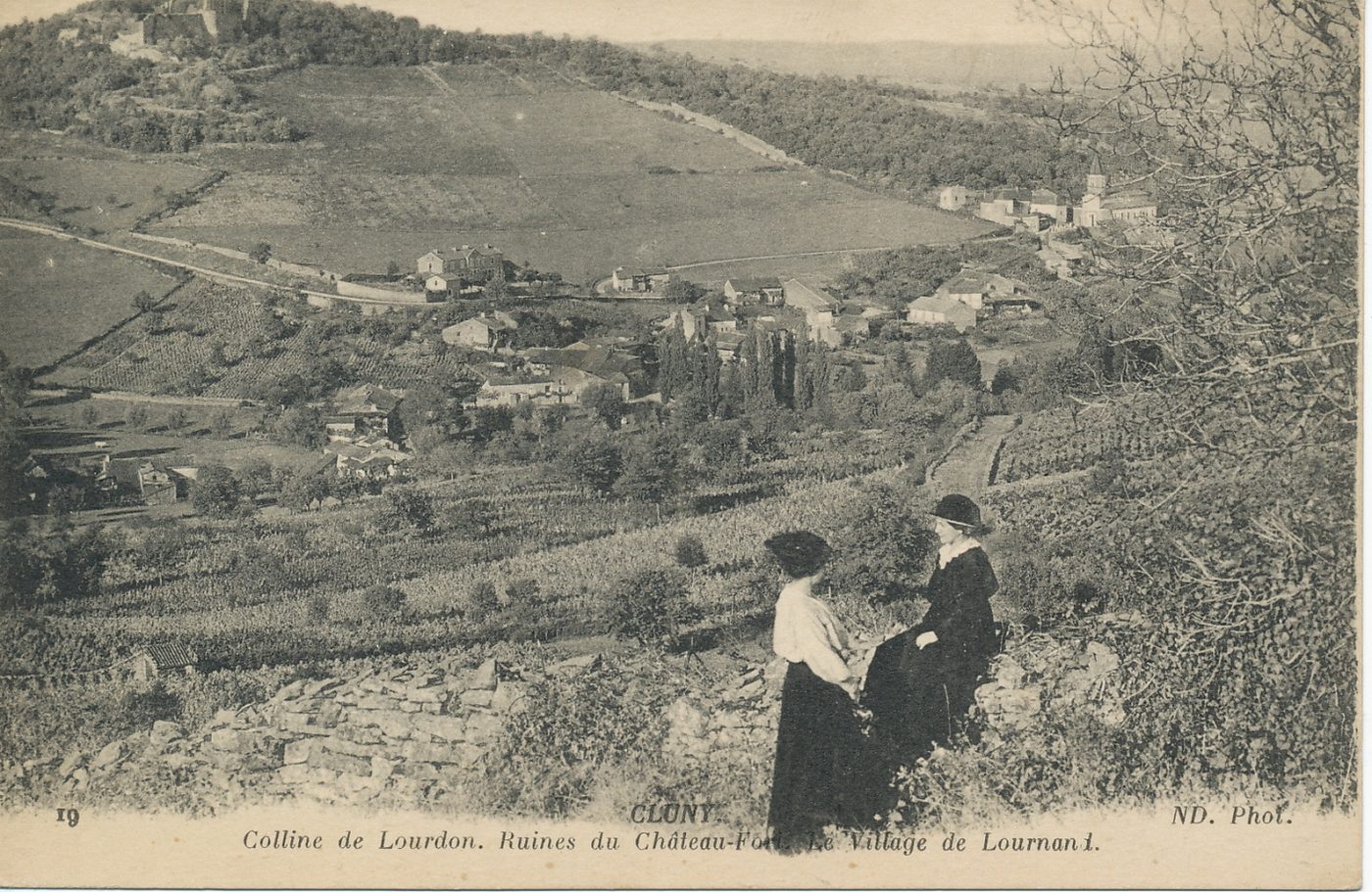 Colline de Lourdon. Ruines du château-fort. Village de Lournand.