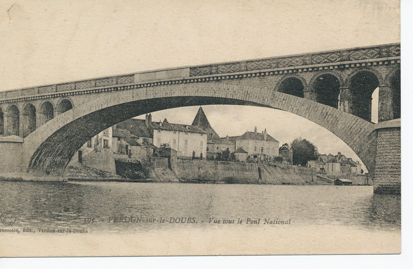 Verdun-sur-le-Doubs. Vue sur le pont national.