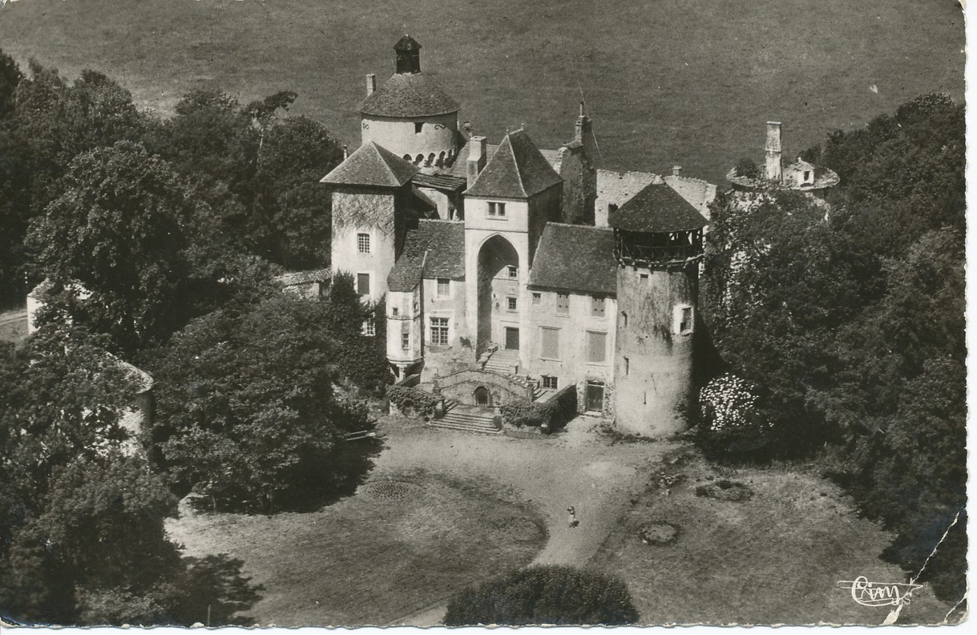 Sercy. Le château. Vue aérienne.