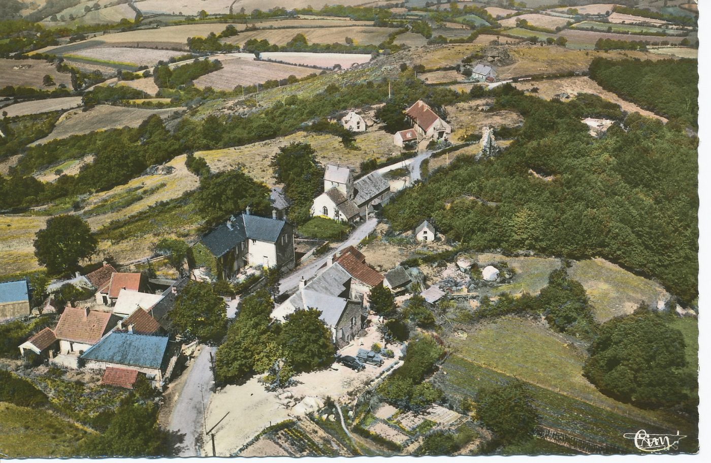 Le Morvan pittoresque. Uchon. Alt 684 m. Vue aérienne sur le bourg.