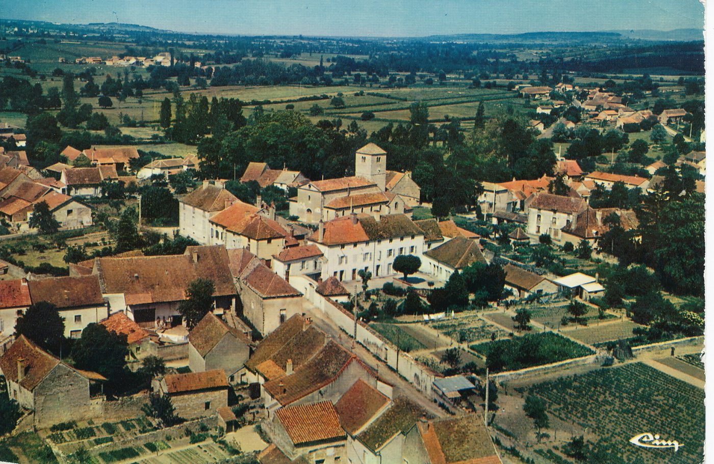 Salornay-sur-Guye. Vue générale aérienne.
