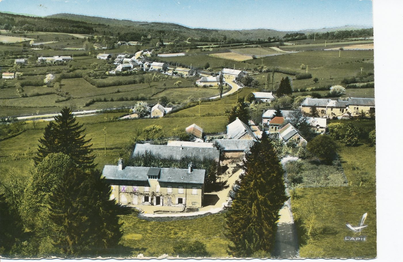 En avion au dessus de ... Le Pommoy. Colonie de vacances de la paroisse Notre-Dame d'Autun.