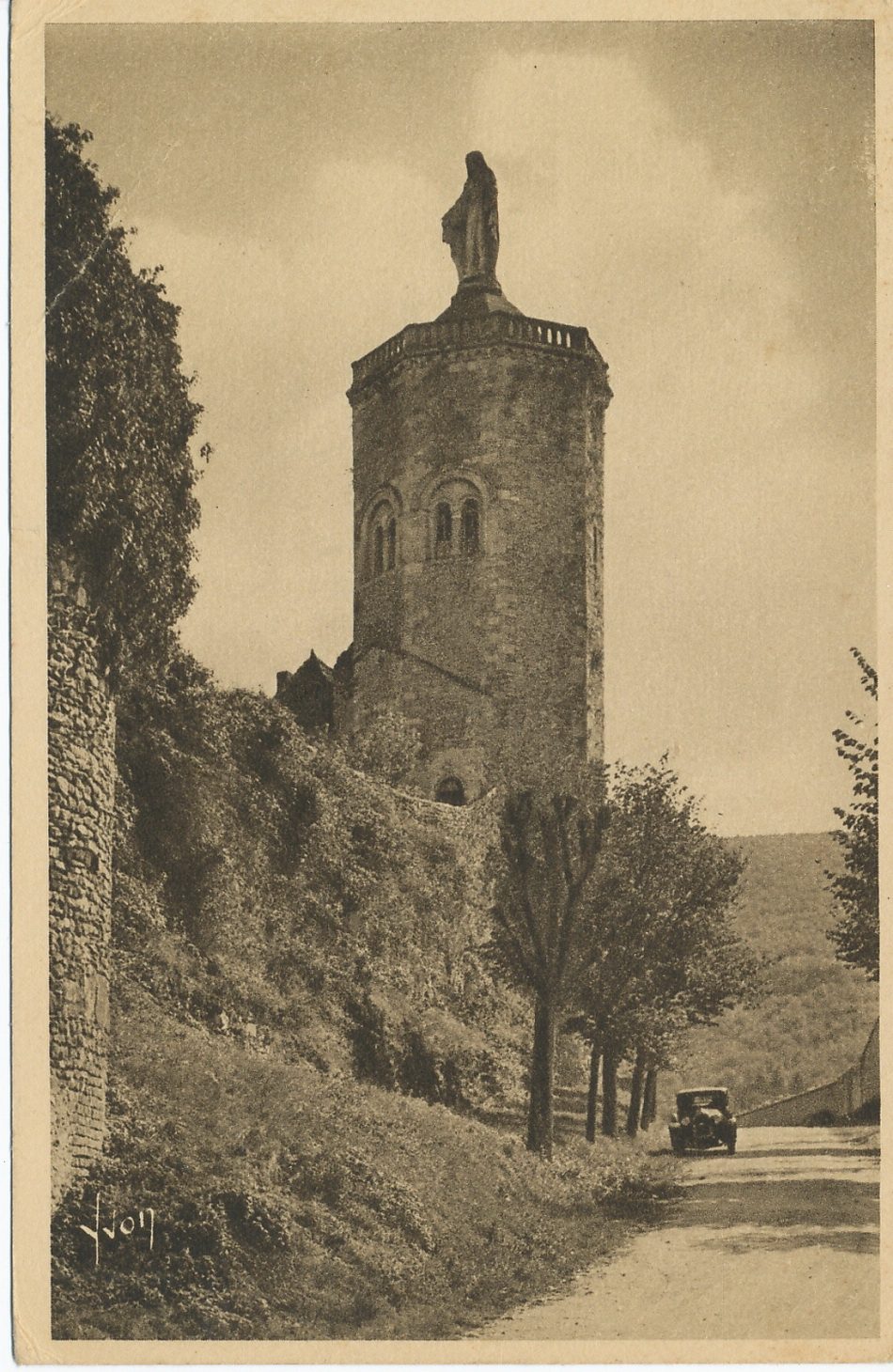 Autun. Tour des prisonniers et des Ursulines. (XIIe s.).