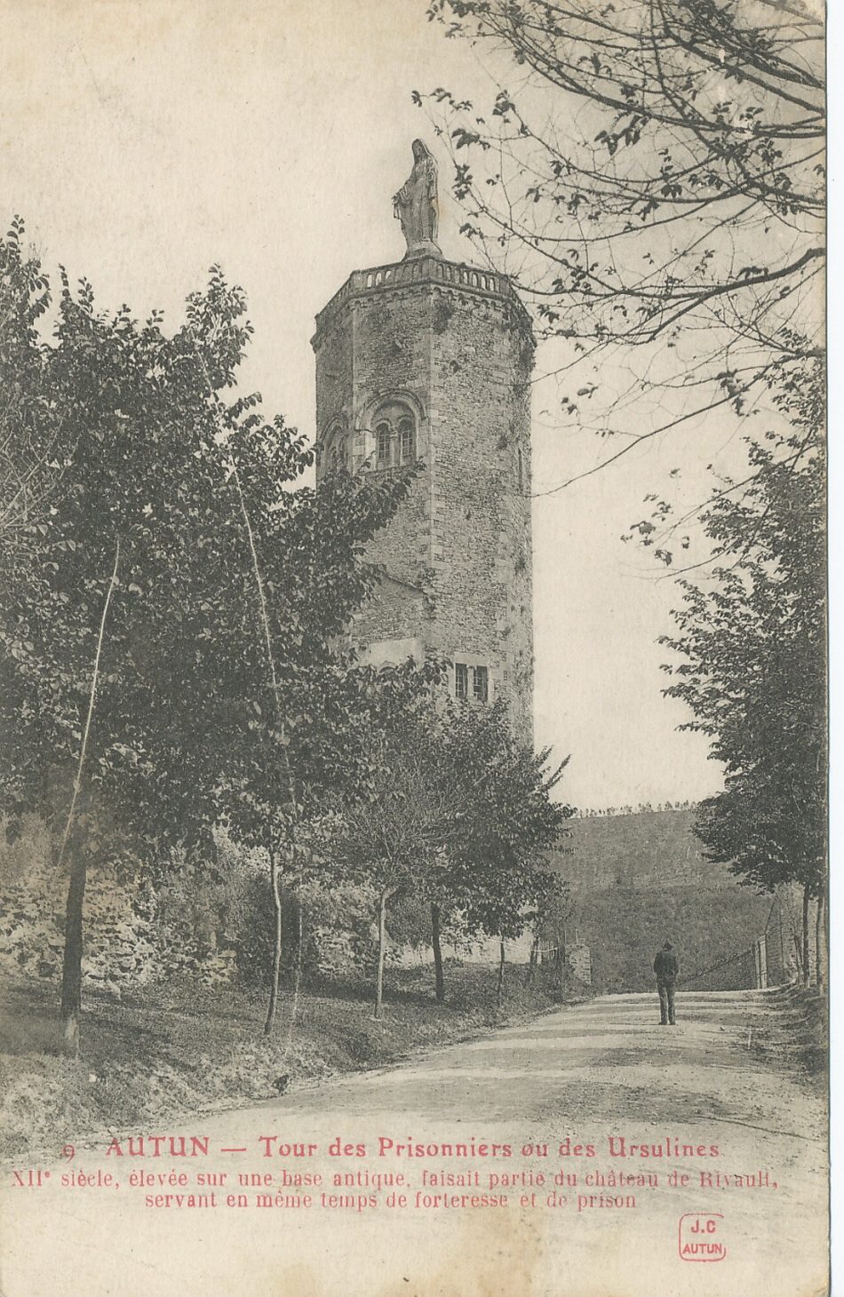 Autun. Tour des prisonniers ou des Ursulines. XIIe s. élevée sur une base antique, faisait partie du château de Riyaud, servant en même temps de forteresse et de prison.
