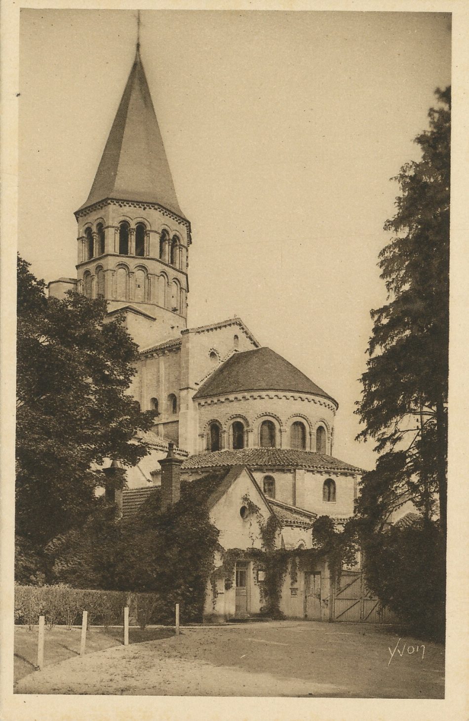 La douce France. Paray-le-Monial. La basilique vue des jardins de la Maison des Chapelains.