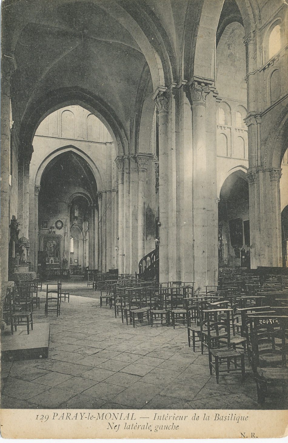 Paray-le-Monial. Intérieur de la basilique. Nef latérale gauche.