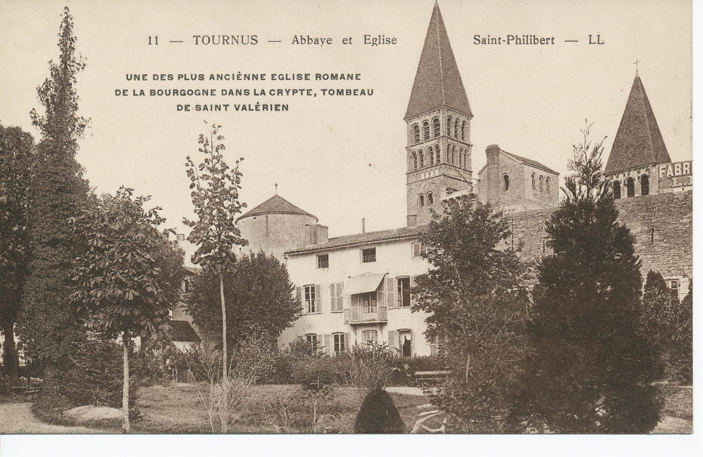 Tournus. Abbaye et église Saint-Philibert. Une des plus ancienne église romane de la Bourgogne dans la crypte, tombeau de Saint-Valérien.
