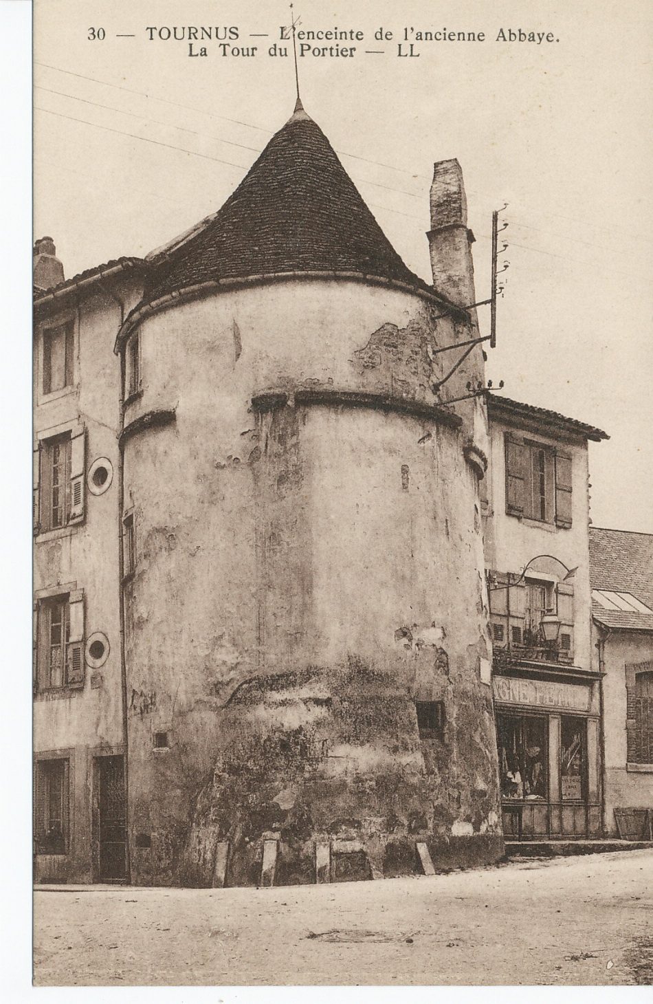 Tournus. L'enceinte de l'ancienne abbaye. La Tour du Portier.