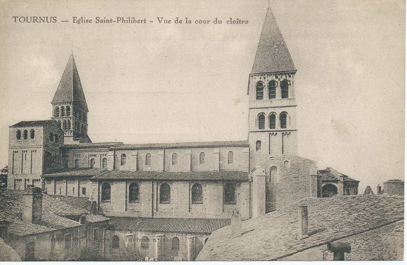 Tournus. Eglise Saint-Philibert. Vue de la cour du cloître.