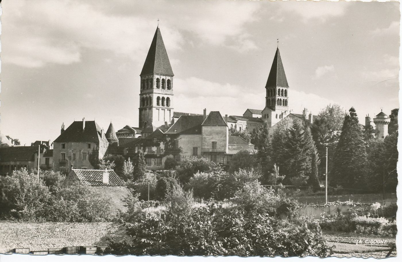 Tournus. L'Abbaye vue du stade.