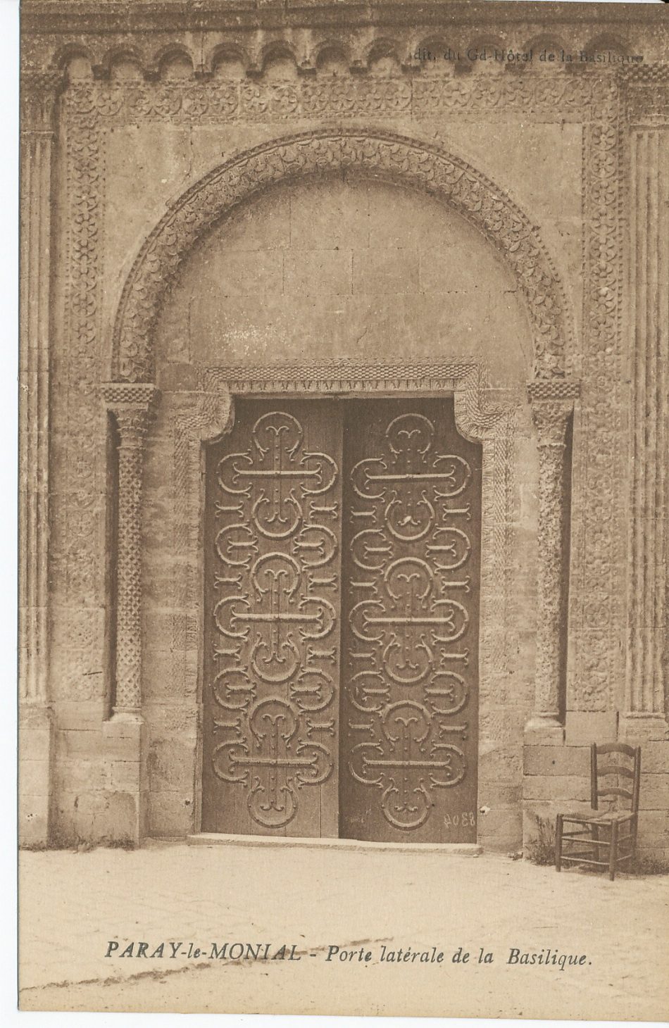 Paray-le-Monial. Porte latérale de la basilique.