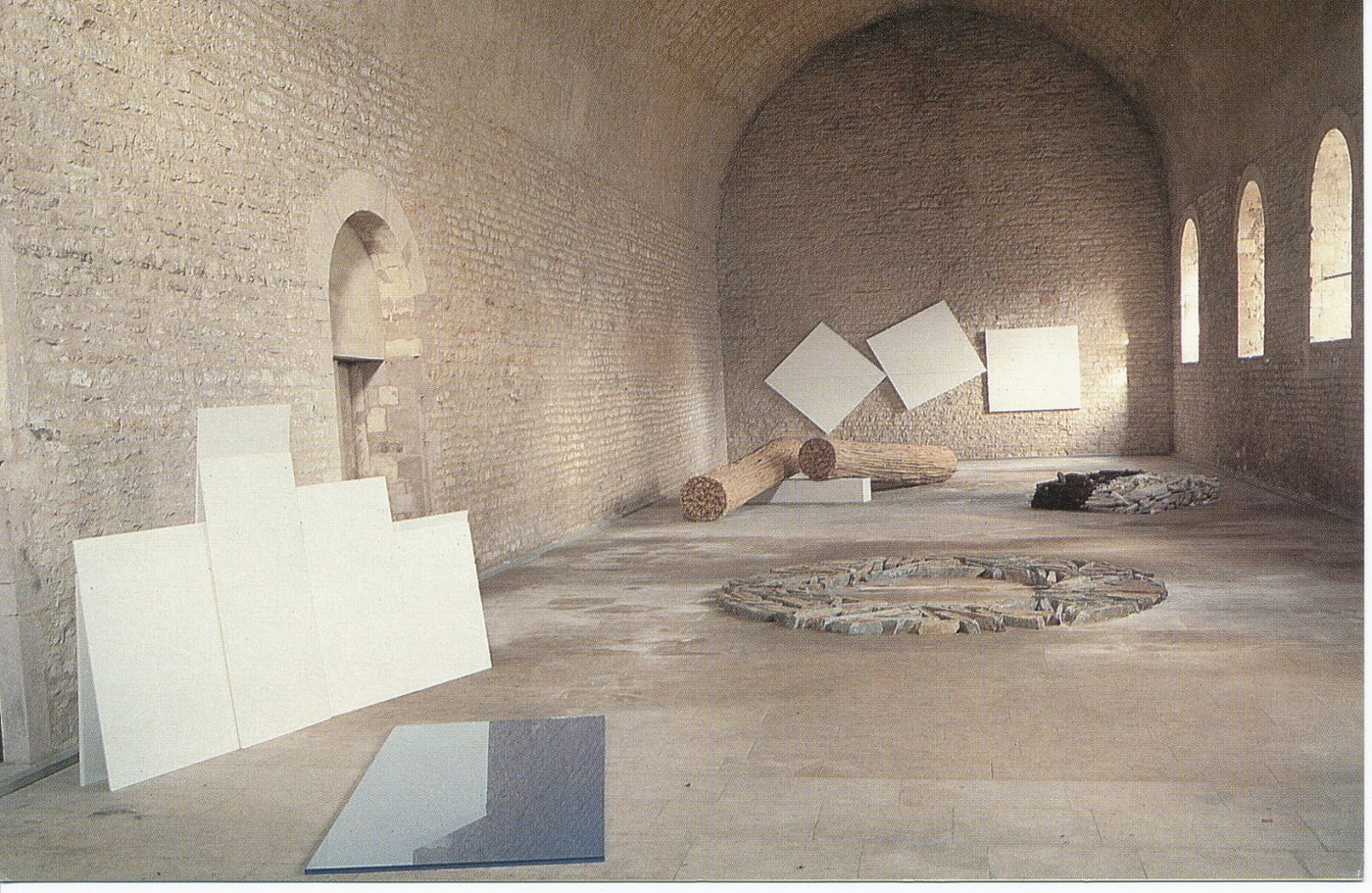 Gloria Friedmann, Richard Long, Tony Cragg, Jacques Vieille, François Morellet, oeuvres du FRAC Bourgogne, Tournus, art contemporain. Réfectoire des moines. Octobre 1986.
