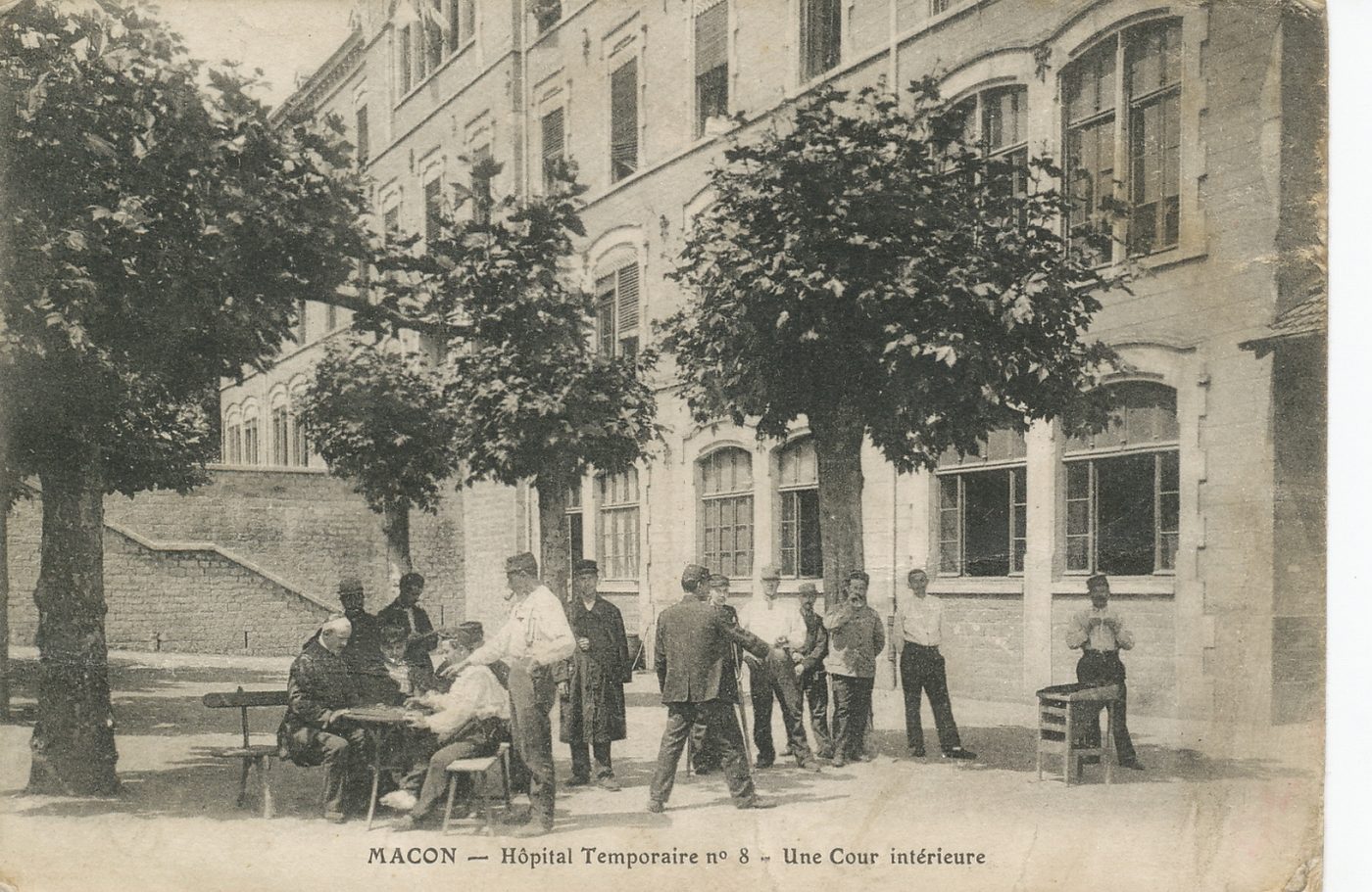 Mâcon. Hôpital temporaire n° 8. Une cour intérieure.