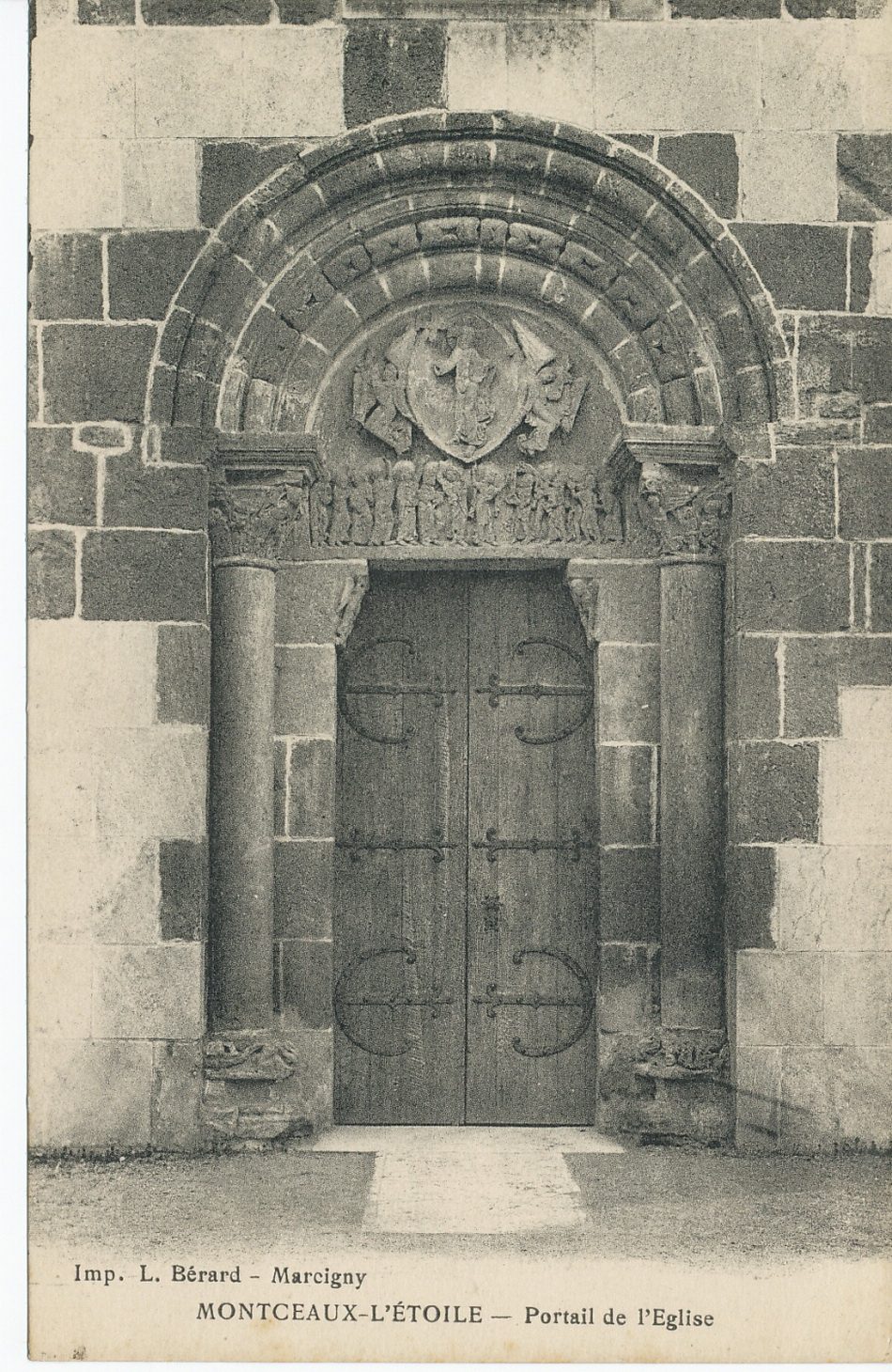 Montceaux-l'Etoile. Portail de l'église.
