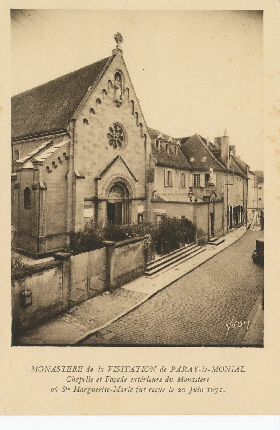 Monastère de la Visitation de Paray-le-Monial. Chapelle et façade extérieure du monastère où sainte Marguerite-Marie fut reçue le 20 juin 1671.