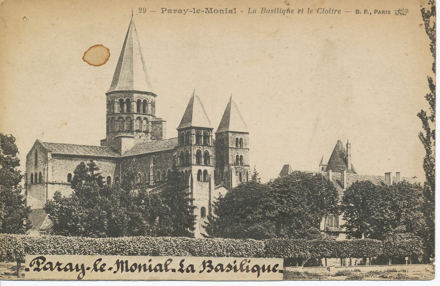 Paray-le-Monial. La basilique et le cloître.