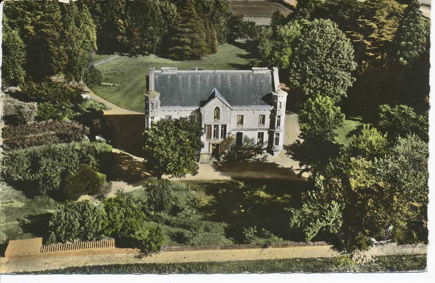 En avion au dessus de ... Uchizy. Le château.