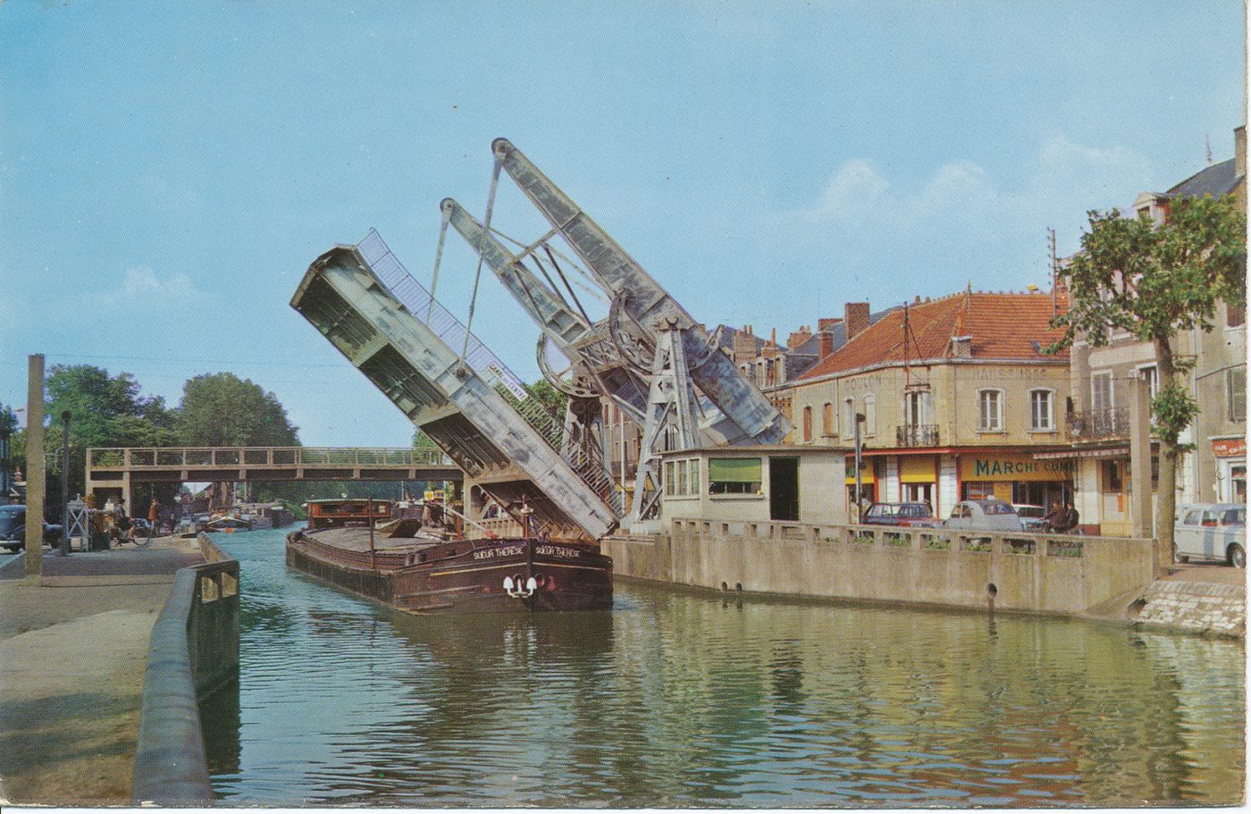 Montceau-les-Mines. Le pont-levis sur le canal du Centre.