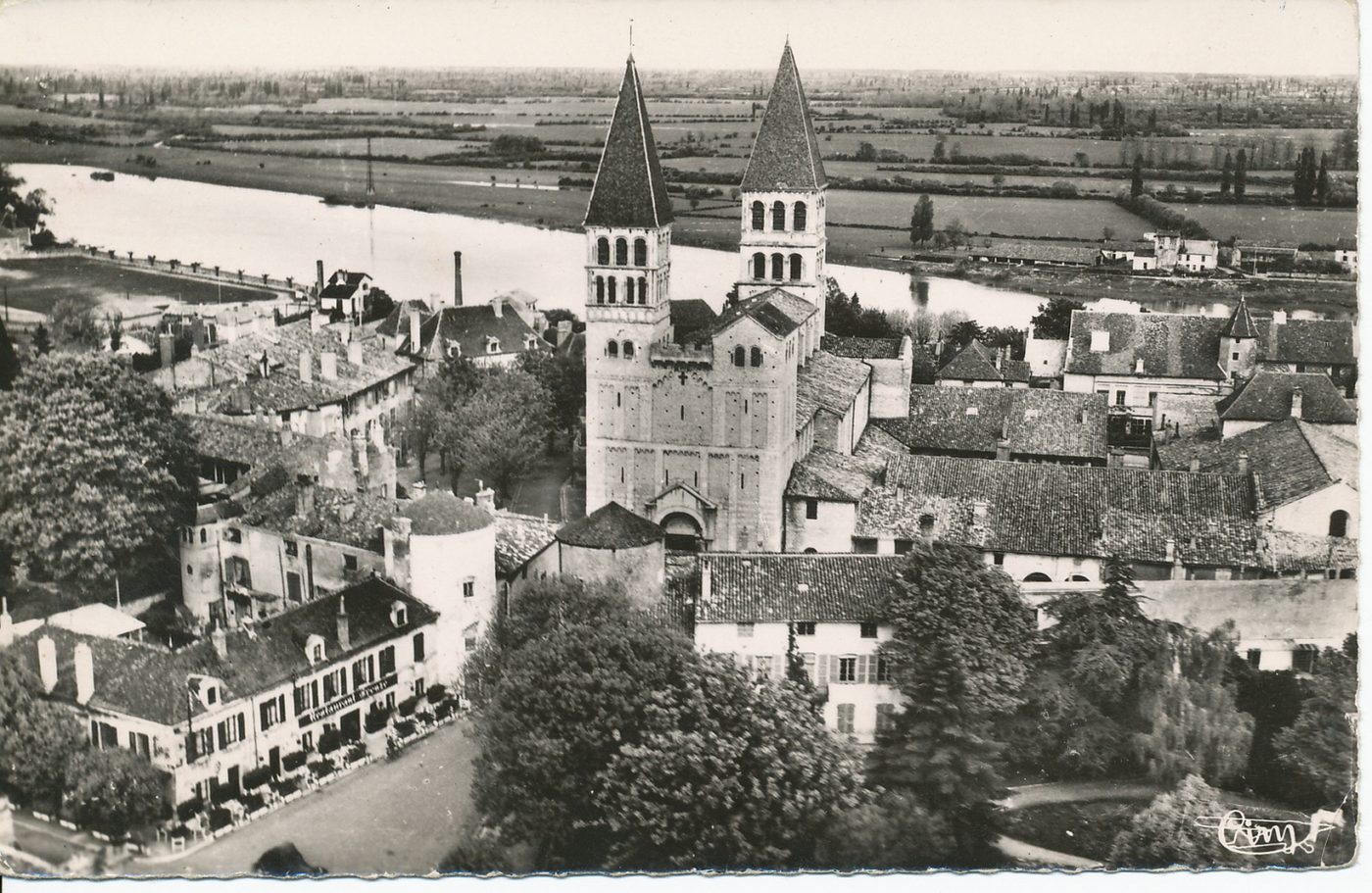 Tournus. Vue aérienne sur l'abbaye, l'église Saint-Philibert, la Saône.