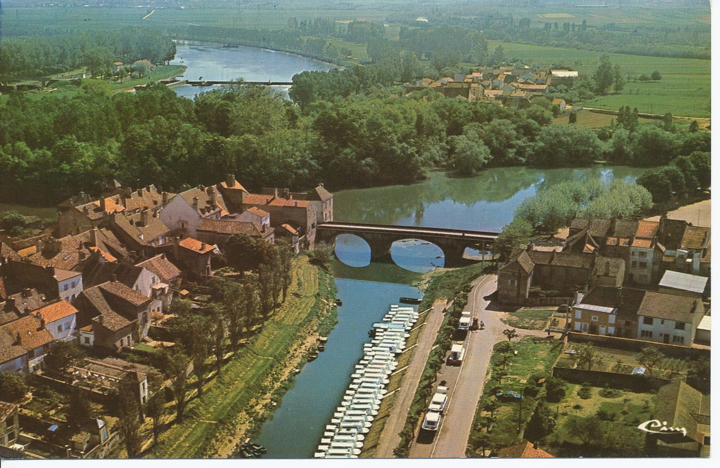 Verdun-sur-le-Doubs. Vue aérienne du pont Saint-Jean.