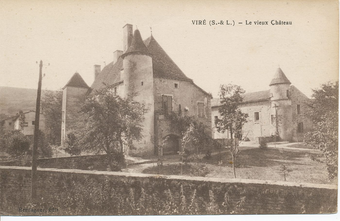 Viré. Le vieux château.