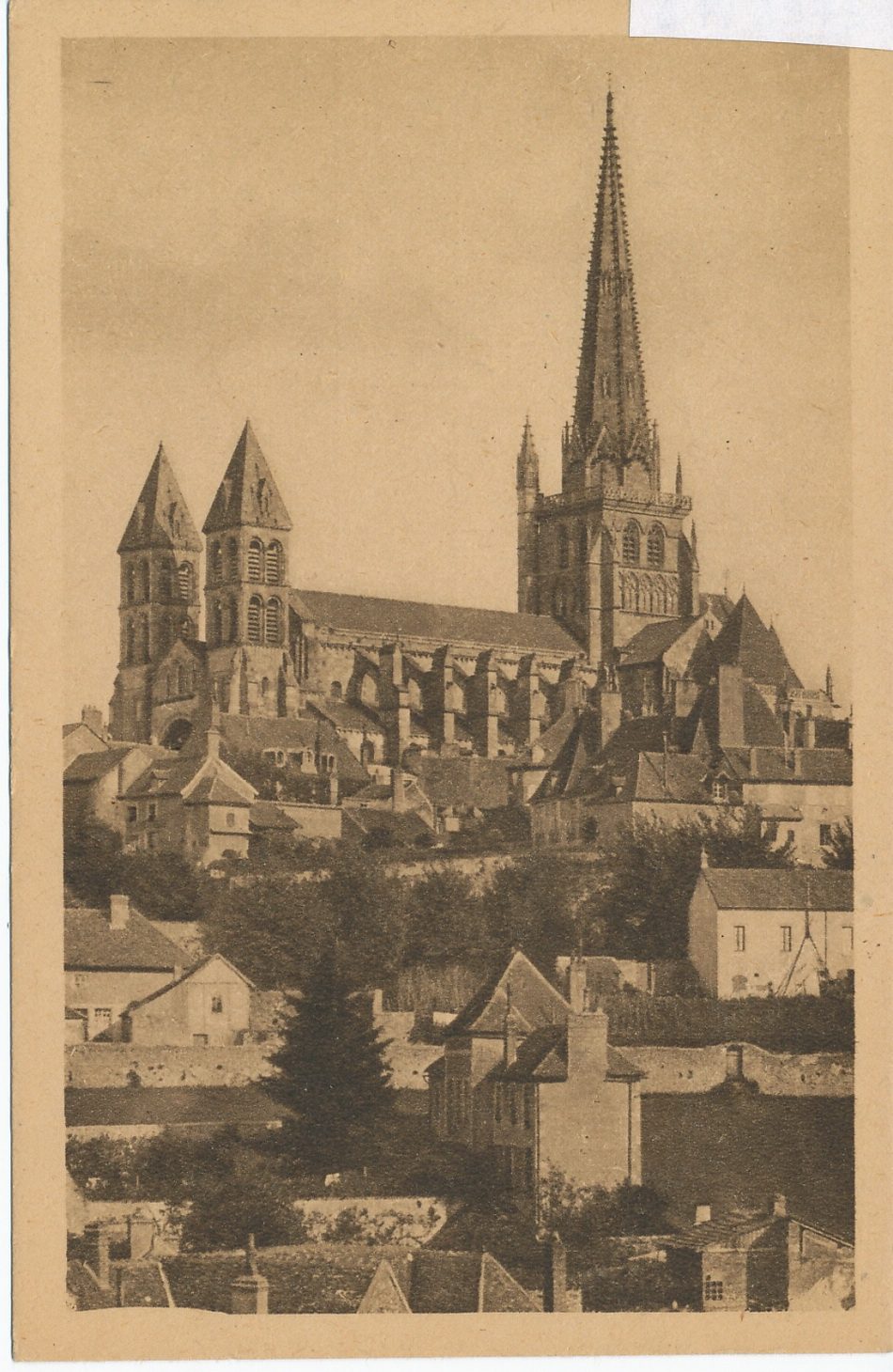 Autun antique. Cathédrale Saint-Lazare. Commencée en 1120, sur la pensée conçue par Hugues II, duc de Bourgogne, pour recevoir le corps de saint-Lazare, terminée en 1174 ; elle est l'un des types les plus élégants de l'architecture, qui prit naissance au XIe s. ; sa flèche, haute de 77 m 65, d'une élégance admirable, fut élevée en 1470 par le cardinal Rolin.