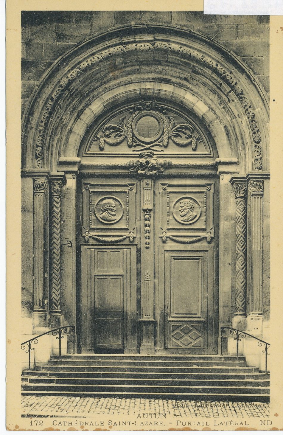 Cathédrale Saint-Lazare. Portail latéral.
