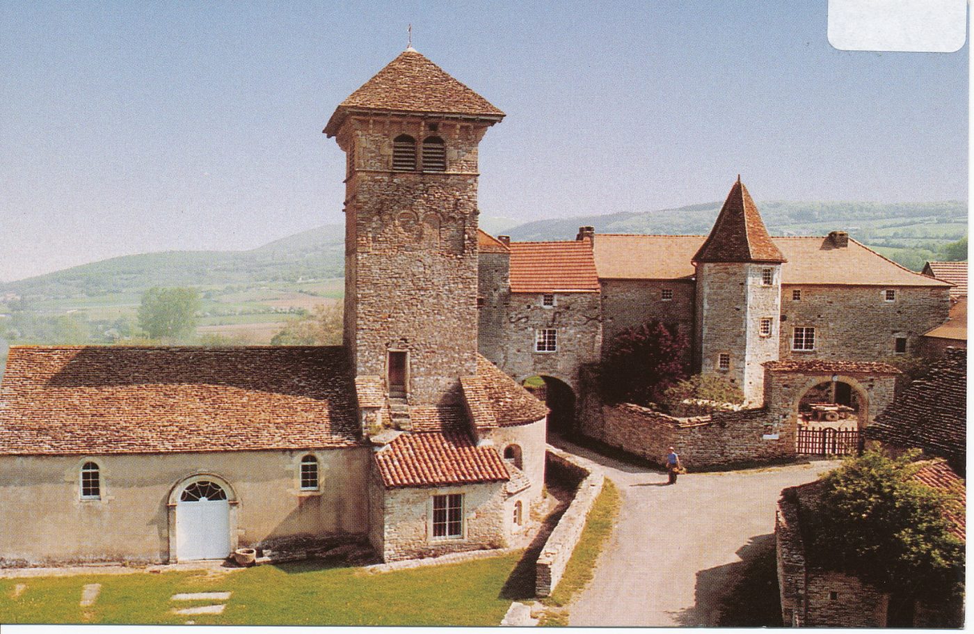 Blanot. L'église. Edifiée au XIe s. sur l'emplacement de l'ancienne église "Ecclesia St Martini in Villa Blanusca" donnée en 927 aux moines de Cluny par Letbald. Sire de Brançion. L'église Saint-Martin est à une seule nef. Sa longueur, aujourd'hui diminuée de 6 mètres, était à l'origine de 25,15 m. Au XVe s., pour mieux "guetter" l'ennemi on a rehaussé le clocher d'un étage. L'édifice est recouvert en "laves" de calcaire.