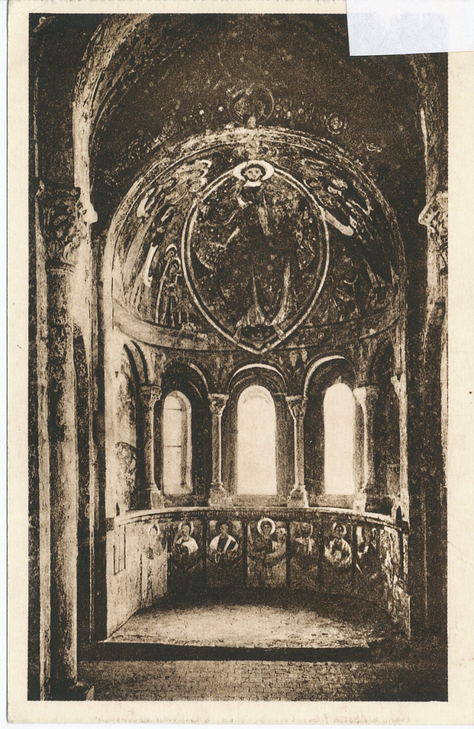 Berzé-la-Ville. Chapelle des Moines de Cluny ornée de peintures murales du temps de saint Hugues vers 1109.