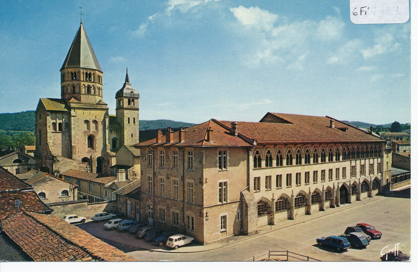 En Bourgogne. Abbaye de Cluny (Saône-et-Loire). Bras sud du transept. Clocher de l'Eau Bénite et clocher de l'Horloge (XIe s. et XIIe s.). Façade du pape Gélasse (XIIIe s.).