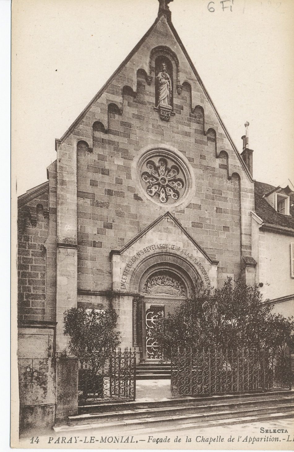 Paray-le-Monial. Façade de la chapelle de l'Apparition.
