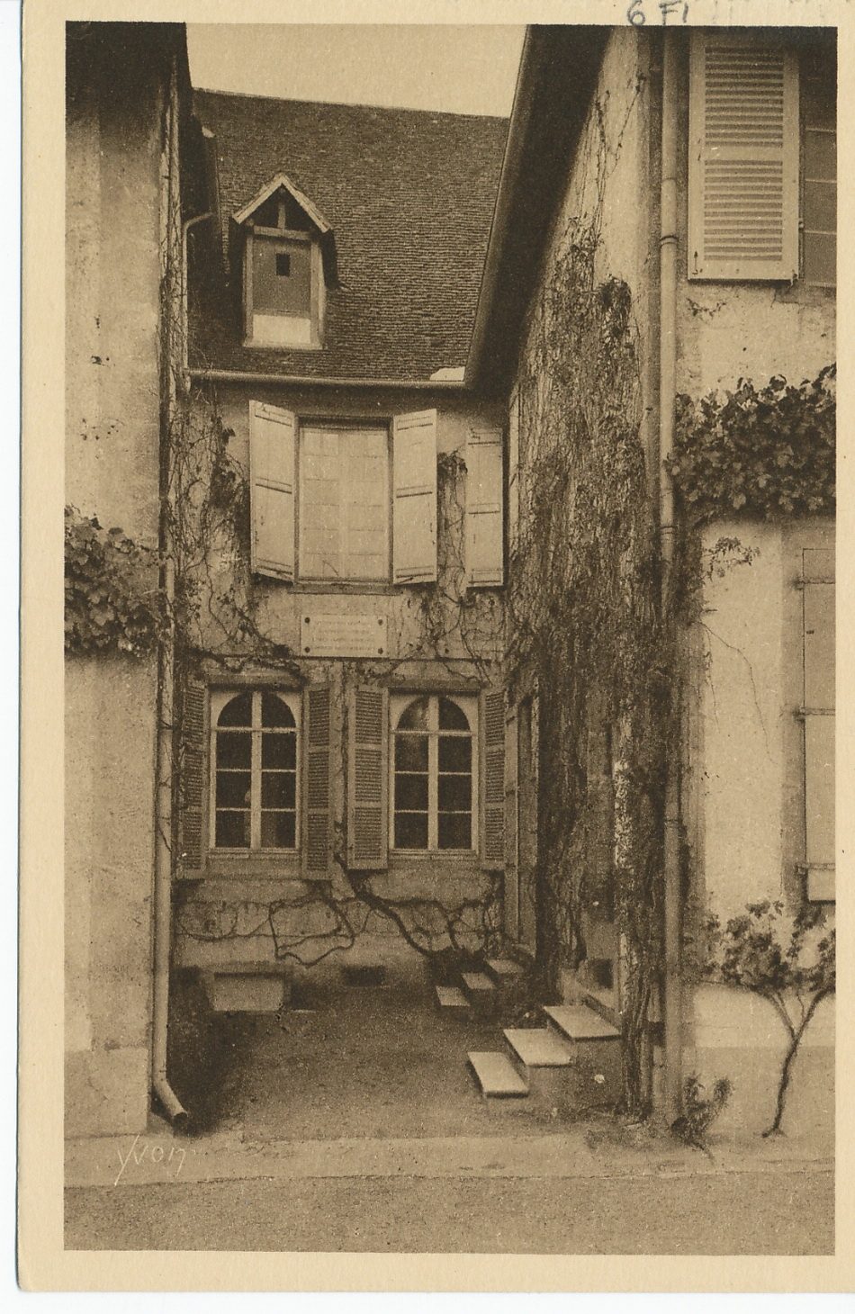 La douce France. Paray-le-Monial. Monastère de la Visitation. Cour du Saint-Sacrement où eut lieu l'apparition du coeur de Jésus entouré de Séraphins.
