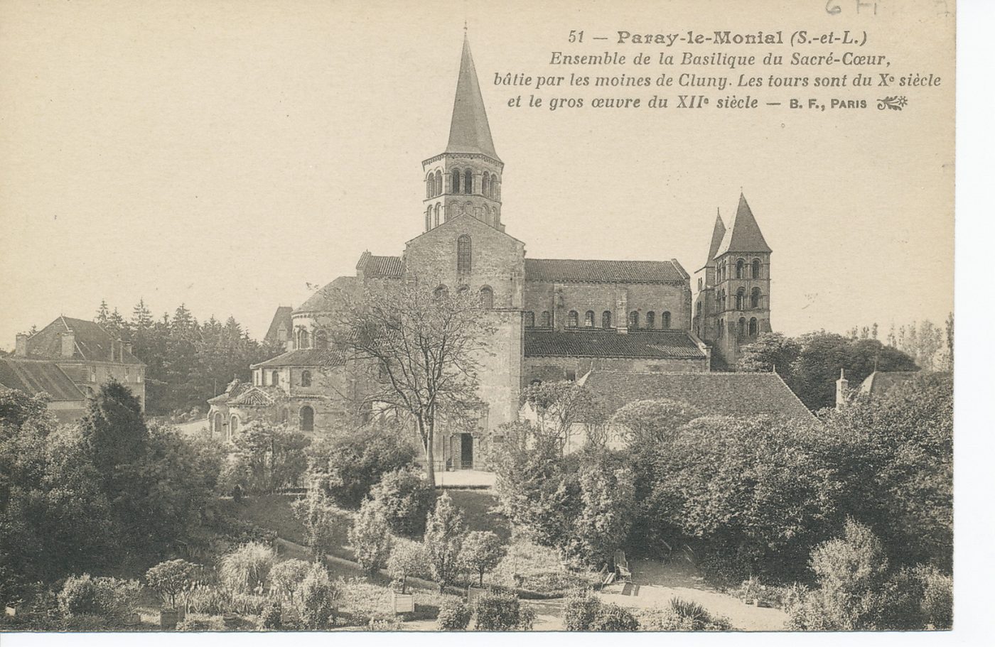 Paray-le-Monial. Ensemble de la basilique du Sacré-Coeur bâtie par les moines de Cluny. Les tours sont du Xe s. et le gros oeuvre du XIIe s.