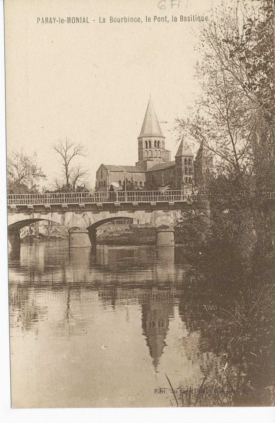 Paray-le-Monial. La Bourbince, le pont, la basilique.