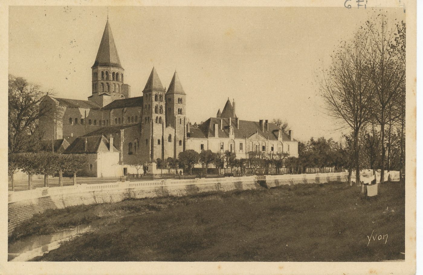 La douce France. Paray-le-Monial. La basilique du Sacré-Coeur consacrée en l'an 1004.