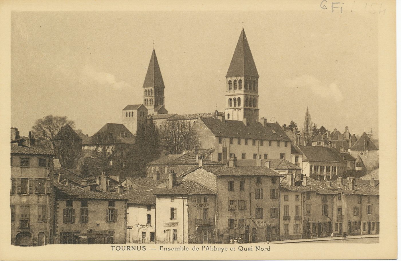 Tournus. Ensemble de l'abbaye et quai nord.
