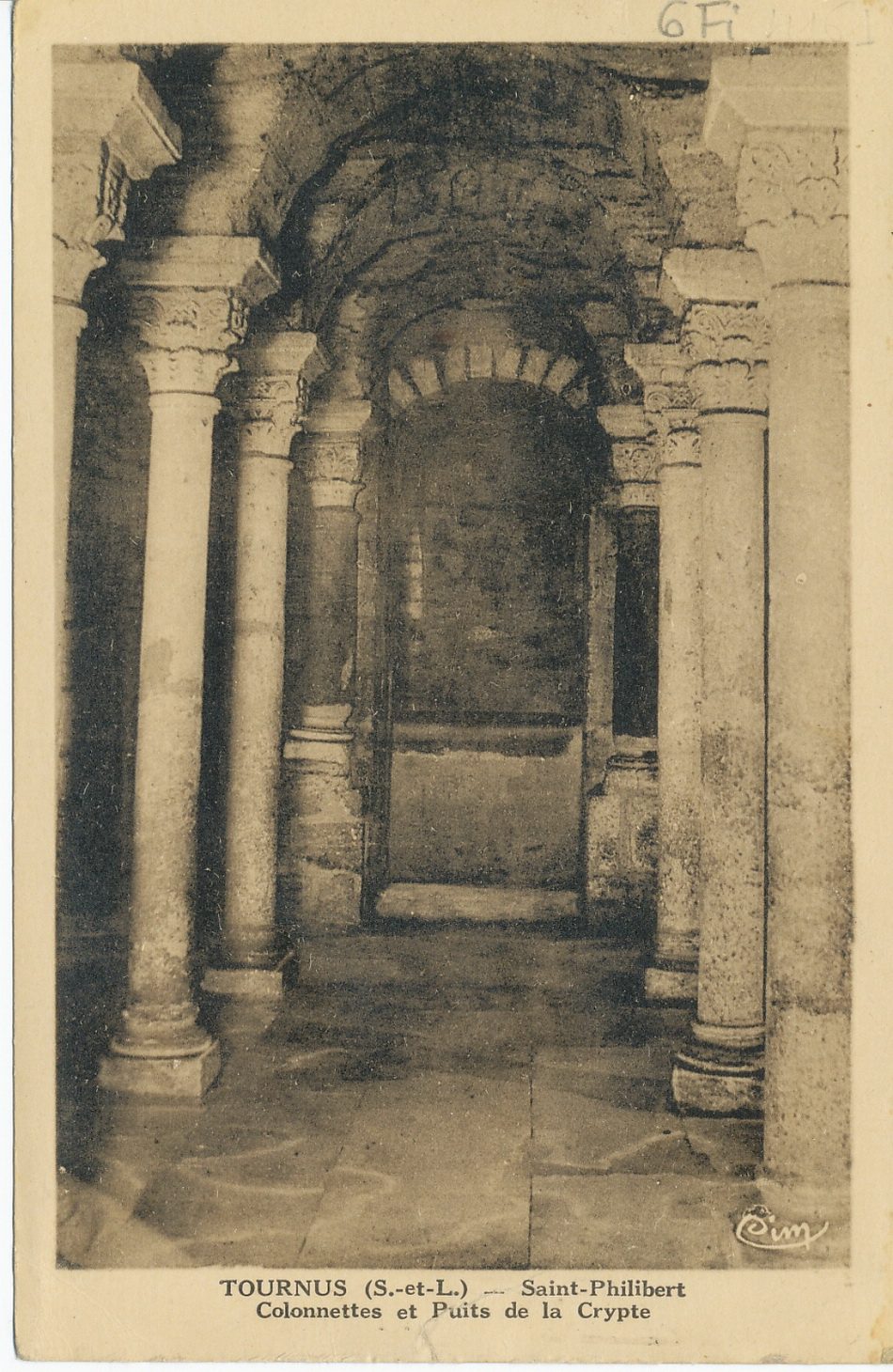 Tournus. Saint-Philibert. Colonnettes et puits de la crypte.