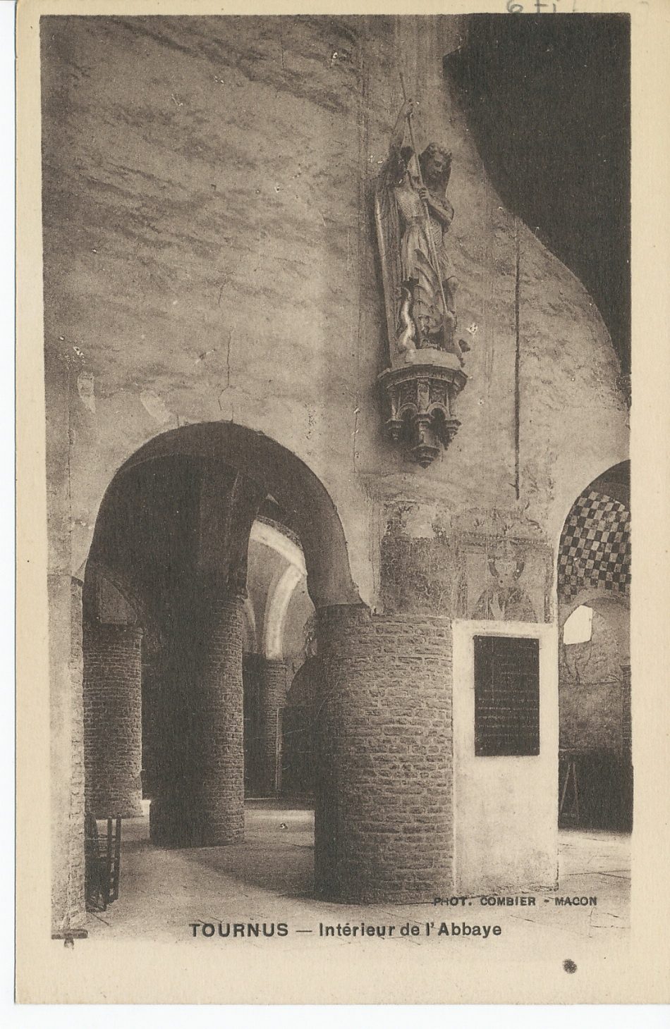 Tournus. Intérieur de l'abbaye.
