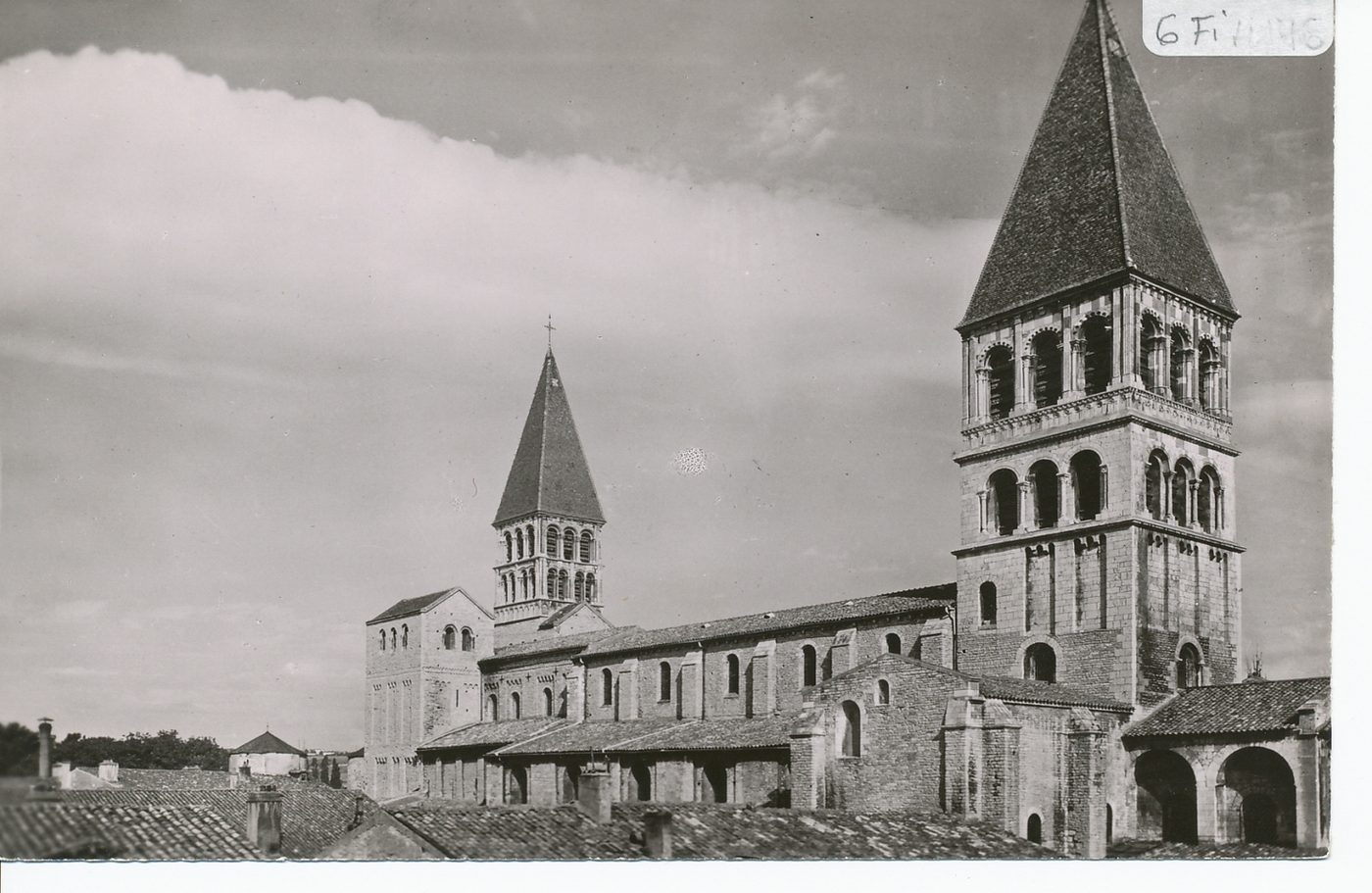 Tournus. Eglise Saint-Philibert. Vue du sud-est.