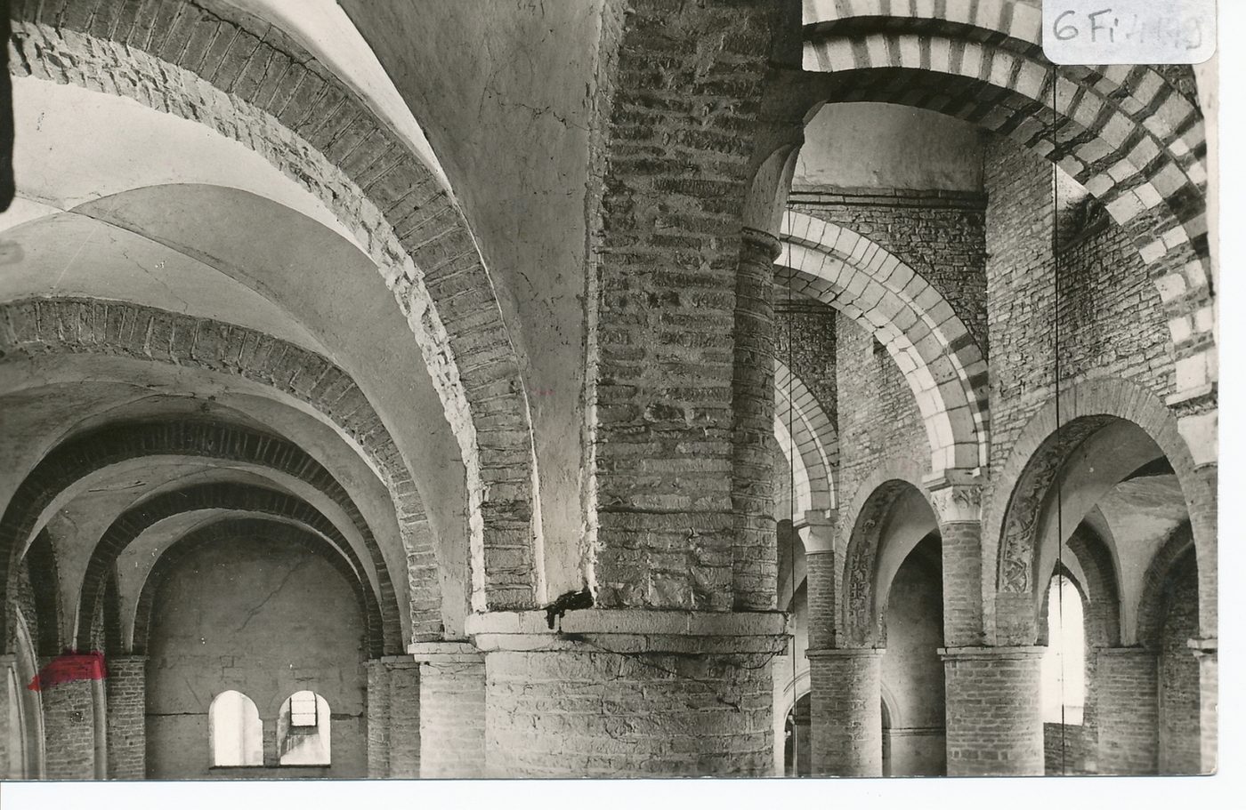 Tournus. Eglise Saint-Philibert (Xe s. - XIIe s.). Les voûtes du collatéral nord et de la nef vues de l'ouest.