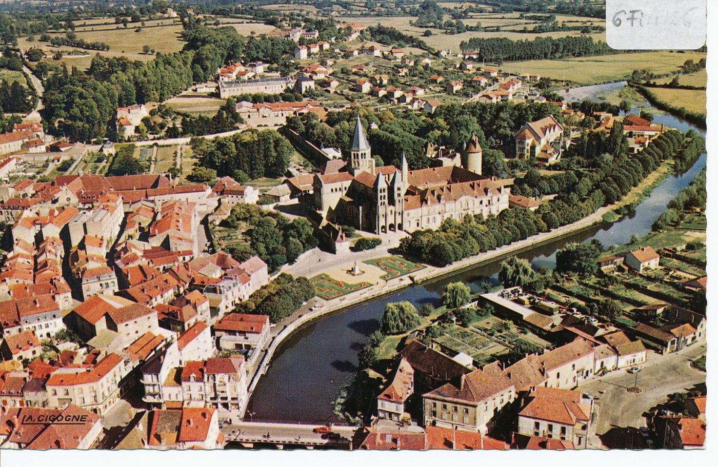 Paray-le-Monial. Vue générale."Si la Bourbince portait batiaux Paris n'vaudrait Paray le Monial".
