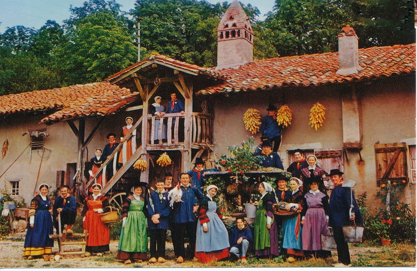 Romenay. Saint-Romain. Cheminée sarrasine. Groupe bressan.
