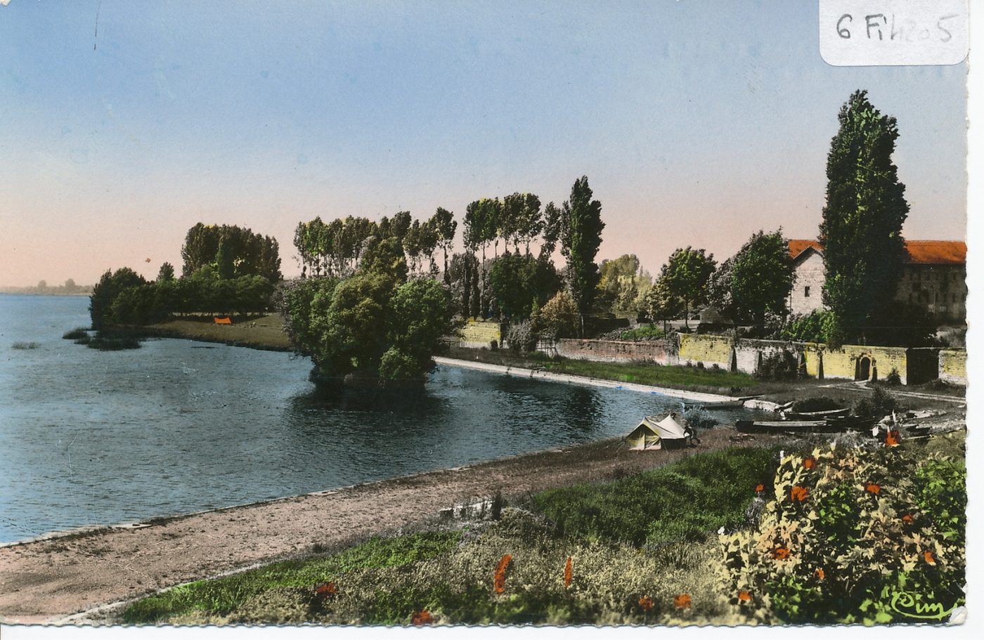 Saint-Romain-des-Iles. La plage et le coin des campeurs.