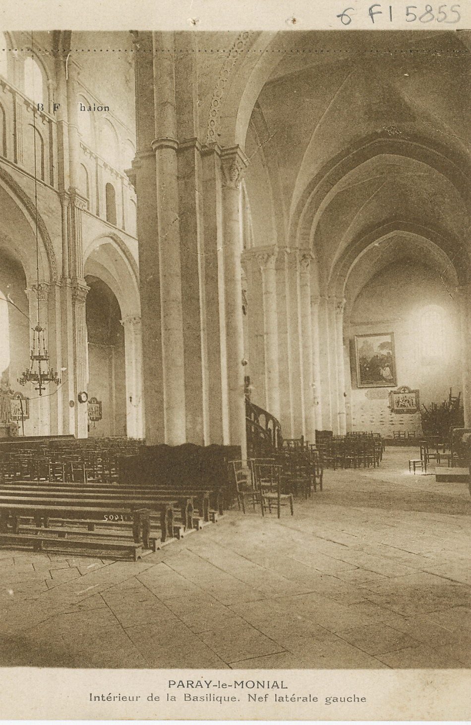 Paray-le-Monial. Intérieur de la basilique. Nef latérale gauche.
