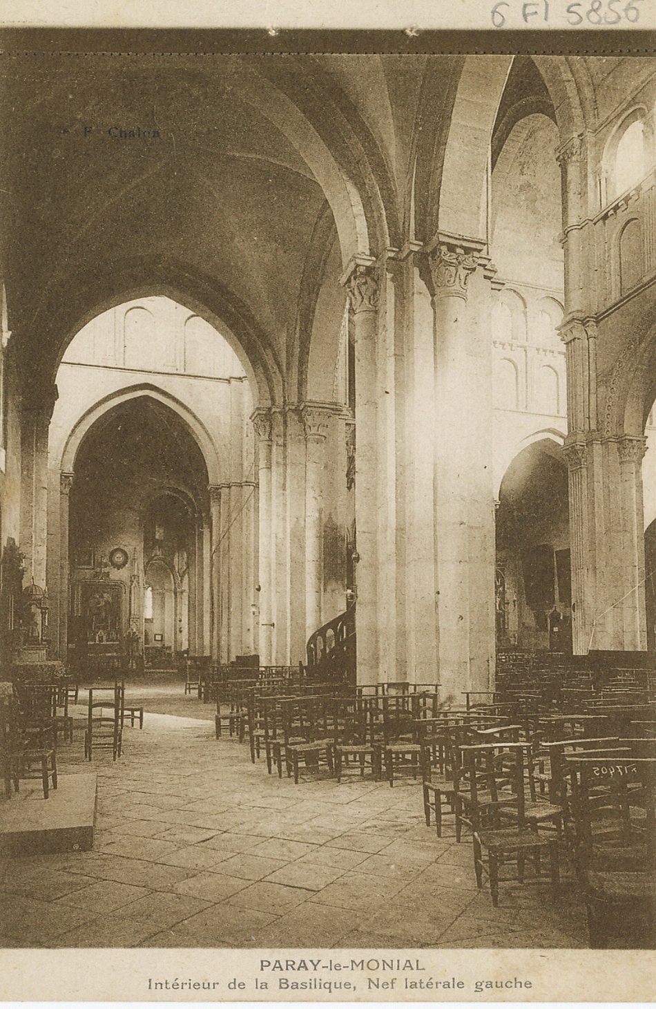 Paray-le-Monial. Intérieur de la basilique. Nef latérale gauche.